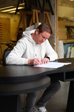 Bureau sur mesure disponible à la vente 💼
Nous avons réalisé un bureau élégant et fonctionnel,...